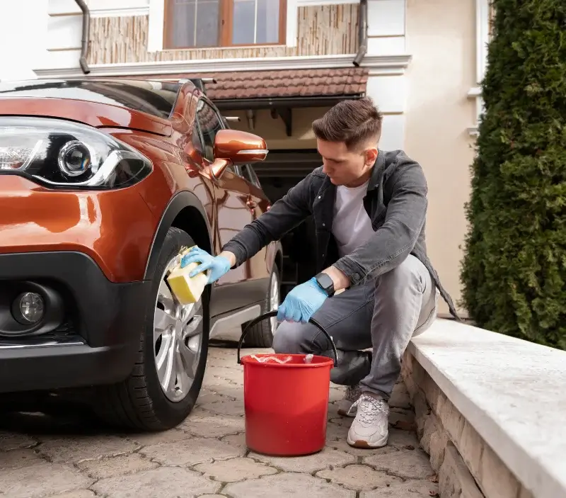 Lavage auto à domicile Villeneuve-sur-Lot : professionnel intervenant sur un véhicule